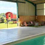 Bed & Breakfast La Roulotte Champetre Des Grillots 3*