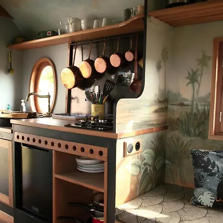 Bed & Breakfast La Roulotte Champetre Des Grillots *