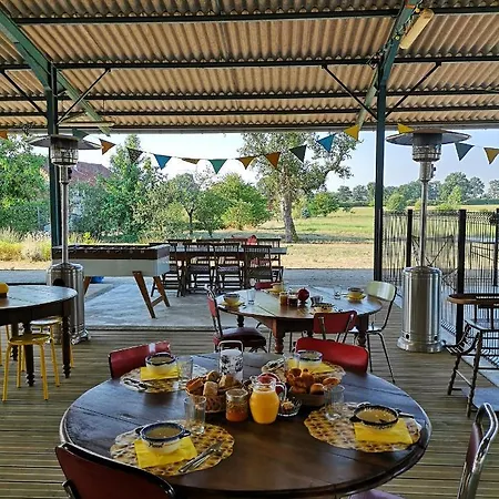 Couette-café La Roulotte Des Grillots *