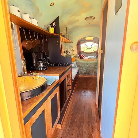 לינה וארוחת בוקר La Roulotte Champetre Des Grillots