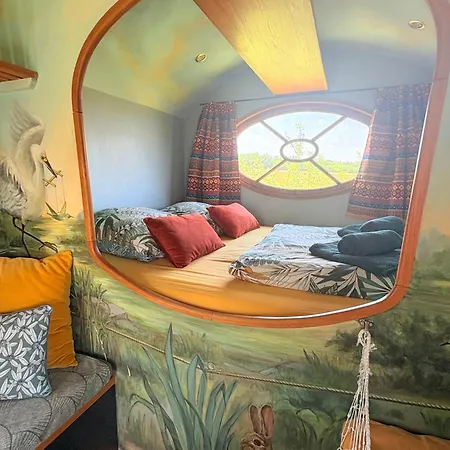 לינה וארוחת בוקר La Roulotte Champetre Des Grillots Beaulon